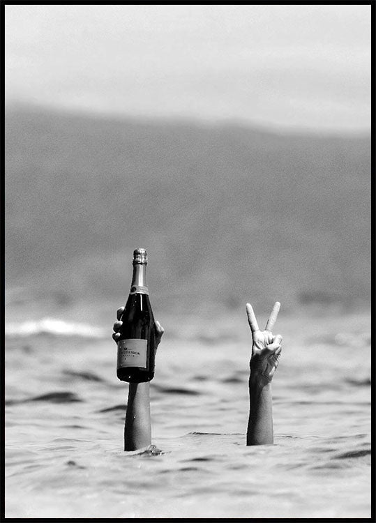 Woman with Wine in Beach Plakat - Posterbox.no