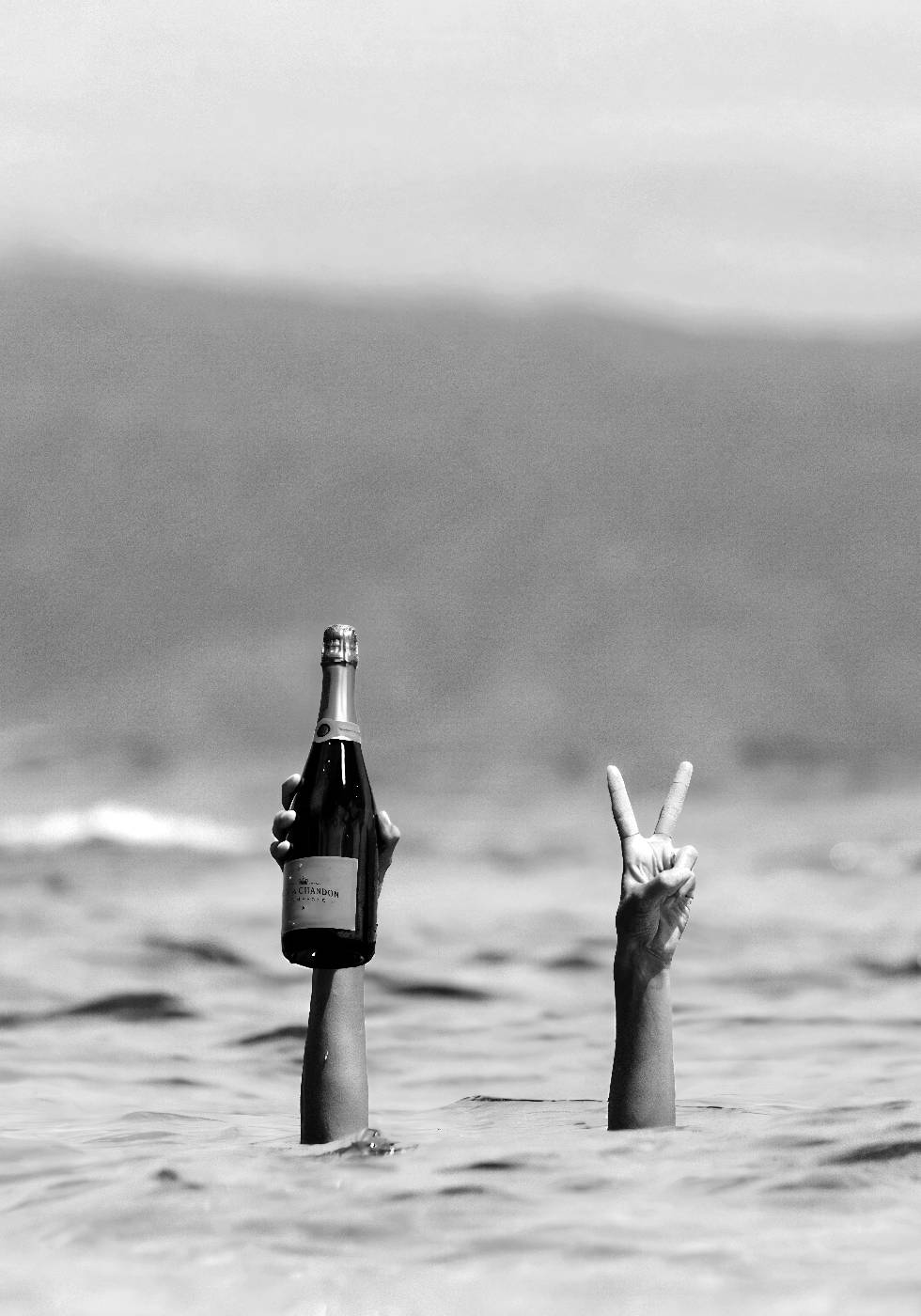 Woman with Wine in Beach Plakat - Posterbox.no