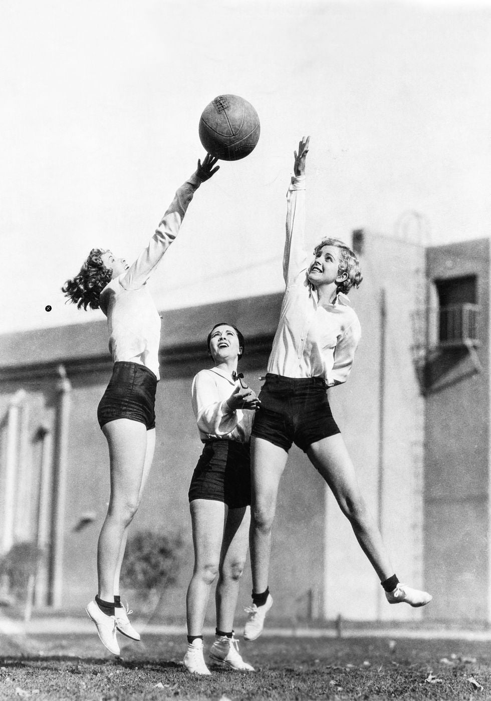 Women Playing Basketball Plakat - Posterbox.no