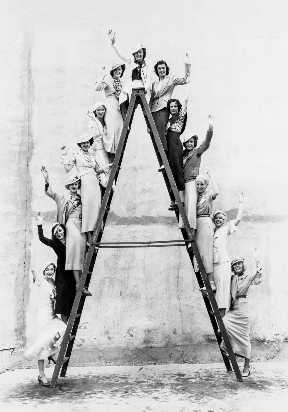 Women on Ladder Plakat - Posterbox.no